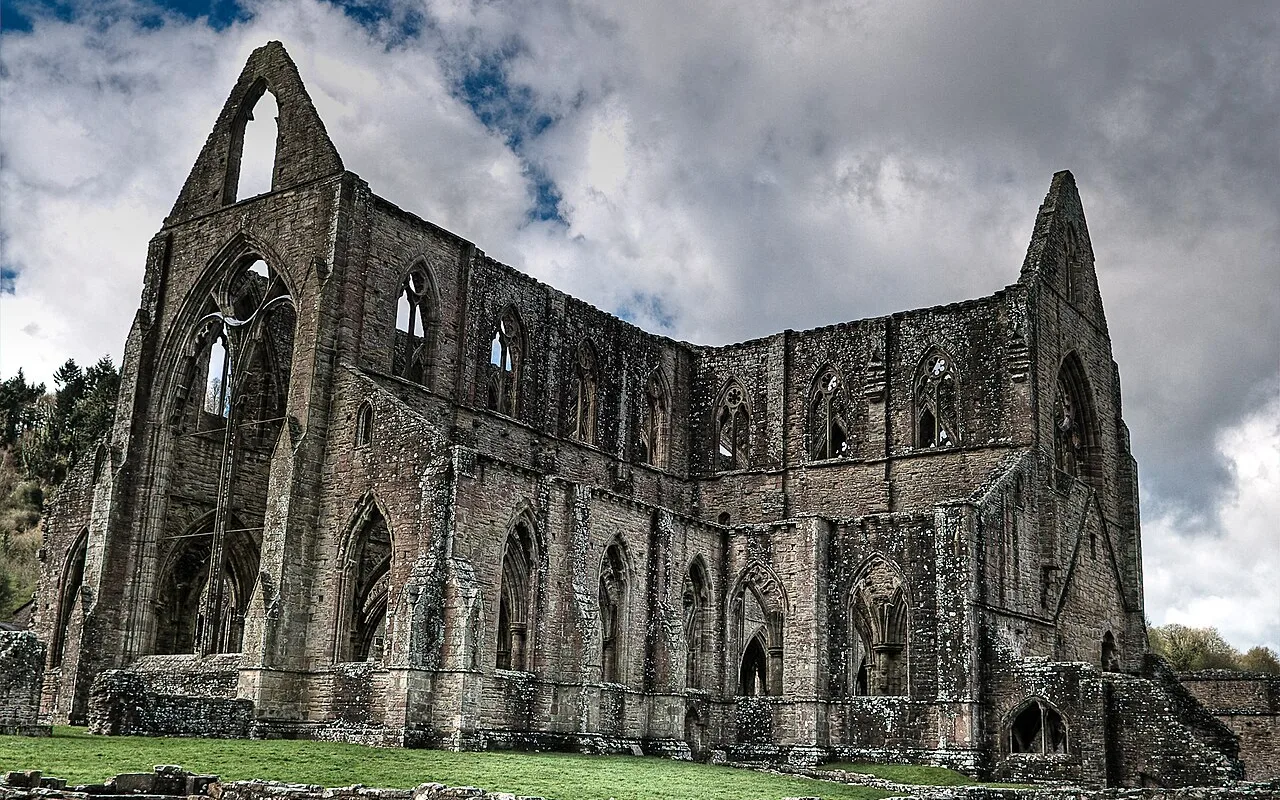 Το άστεγο κέλυφος του Tintern Abbey κόντρα σε ένα βαρύ ουρανό