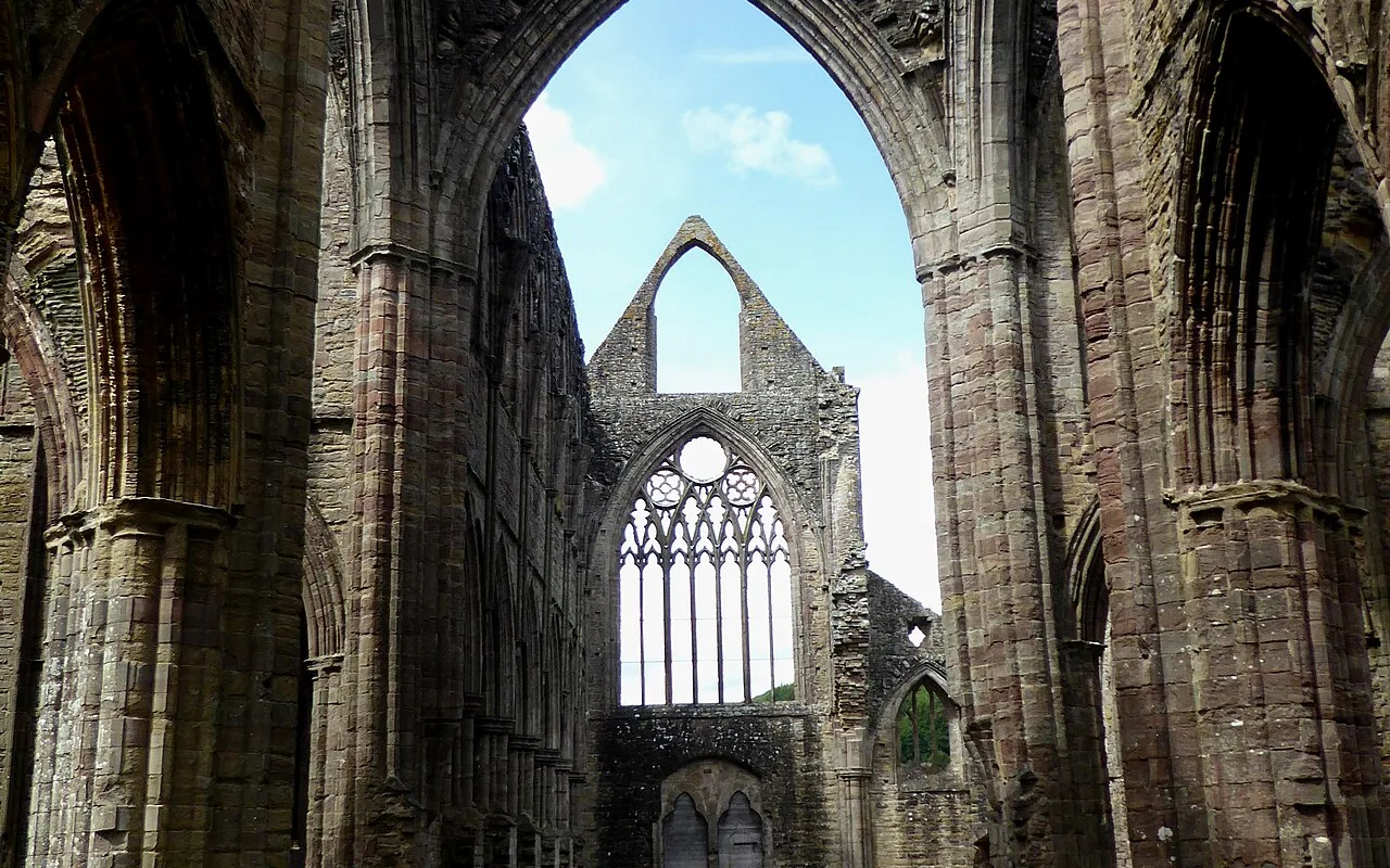 Κοιτάζοντας κάτω από τον άστεγο ναό του Tintern Abbey προς τον ανοιχτό ουρανό