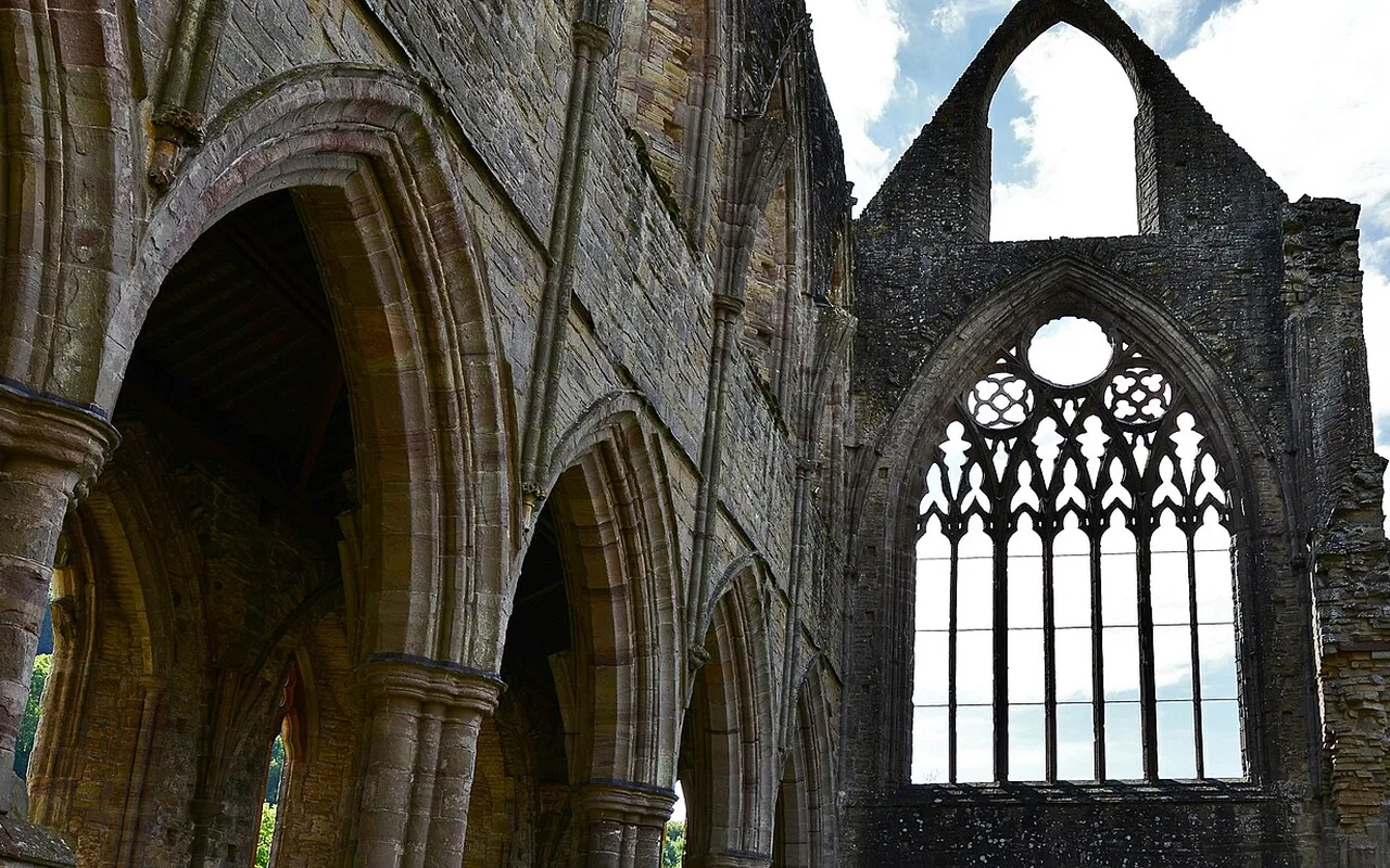 Το μεγάλο τόξο με τα τραβηχτά πετράδια του Tintern Abbey, όπως φαίνεται από μέσα
